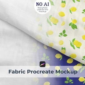Può includere: Un tessuto bianco con un motivo ripetuto di limoni gialli e foglie verdi. L'immagine include un badge circolare con il testo NO AI Real photo used for this mockup e un banner inferiore con il testo Fabric Procreate Mockup.