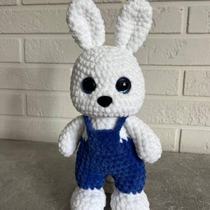 Crochet Bunny Plush in Overalls – White Amigurumi Rabbit Toy – Soft Handmade Bunny Gift – Stuffed Animal – Bunny Nursery Decor