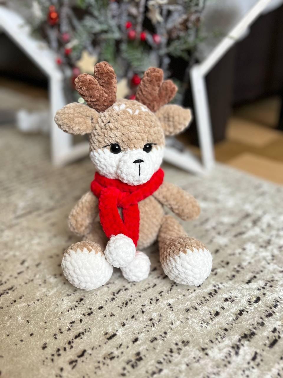 かぎ針編みのトナカイぬいぐるみ – 赤いスカーフをつけた手作りの