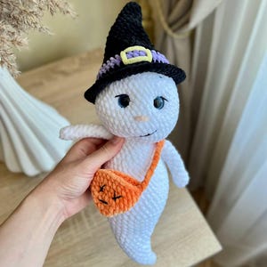 Crochet Ghost Plush with Witch Hat – Halloween Amigurumi Ghost – Soft Handmade Plushie – Spooky Fall Gift – Cute Trick or Treat Decor