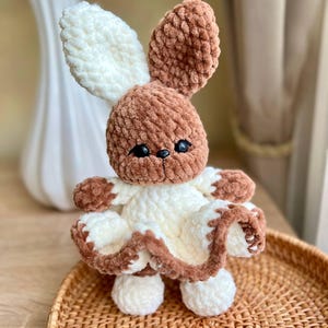 Gehäkelter Hase im Rüschenkleid – handgefertigtes Amigurumi Plüschtier – Geschenk für Kinder – Herbst & Feiertage