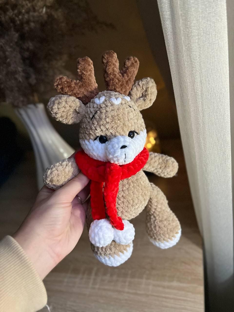 かぎ針編みのトナカイぬいぐるみ – 赤いスカーフをつけた手作りの