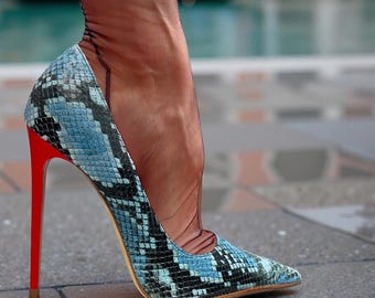 Blaue Python Print Stiletto Pumps - Extrem Spitze Zehen High Heels - Schlangen Effekt Venedig - Made in Italy 1969 Z106 - Rote Absätze - Größen 35-45