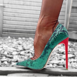 Zapatos de tacón de aguja con estampado de pitón verde - Tacones altos de punta extremadamente puntiaguda - Efecto serpiente Laguna - Hechos en Italia 1969 Z108 - Tacones rojos - Tallas 35-45
