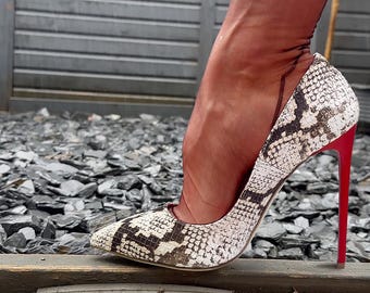 Stein Python Print Leder Pumps - Klassische Spitze Zehen Stilettos - Schlangen Effekt Roccia - Made in Italy 1969 Z06 - Rote Absätze - Größen 35-45