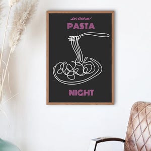 Puede incluir: Un póster enmarcado con fondo negro presenta las palabras "PASTA NIGHT" en texto rosa y blanco. Un dibujo lineal blanco representa pasta que se sirve con un tenedor. La frase "Let's Celebrate!" está encima de la palabra "PASTA".