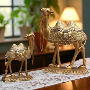 2 statue di cammelli dorati – Decorazioni per la casa di lusso ispirate al deserto / Statuette artistiche fatte a mano / Decorazioni da tavola boho chic / Idea regalo con set di animali
