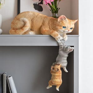 かわいい母子猫の像 クリエイティブ樹脂子猫彫刻装飾 3匹の猫人形置物 自宅リビングルームテーブル装飾