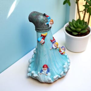 Divertida estatua de enano de dibujos animados para fuente de agua de jardín. Divertido gnomo de resina para decoración del hogar, estantería o patio al aire libre. Regalo para amantes del agua.