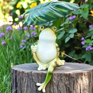 Cute Frog with Leaf Umbrella – Whimsical Resin Garden Statue | Outdoor or Indoor Decor | Animal Lover Gift | Fairy Garden Accent