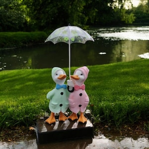 Estatua de patos en forma de pareja con sombrilla, adornos de resina para jardín, figuras para patio al aire libre, decoración romántica de patos para balcón, patio y jardín
