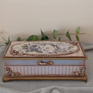 Handgjord decoupage-smyckesask med blommönster, lila vintage-finish