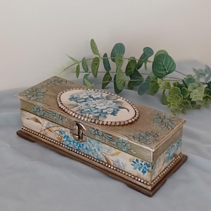 Handgjord decoupage-ask med blommönster och åldrande effekt, en sparbössa