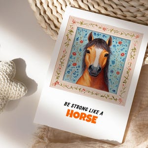 Florales Pferd Kinderzimmer Dekor - entzückender Colt in lustiger Kleidung - wunderliche Kinderzimmer Wandkunst - Be Strong Baby Poster - Tier Prin