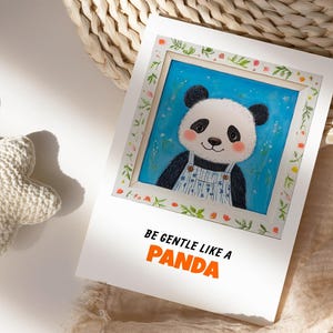 Bądź delikatny jak panda - Fantazyjne dzieło sztuki do pokoju dziecięcego - Kwiatowy nadruk z pandą - Zabawne ubrania ze zwierzętami - Inspirujący prezent do pokoju dziecięcego