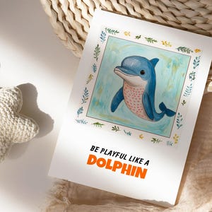 Sii giocoso come un delfino - Opere d'arte stravaganti per la cameretta dei bambini - Stampa floreale con delfini - Decorazioni divertenti con vestiti e animali - Regalo stimolante per la cameretta dei bambini