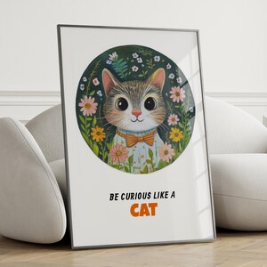 Decoración de habitación de gato con diseño floral: adorable gatito con ropa divertida, arte de pared para habitación de niños, impresión de felino caprichoso, póster de animal bebé