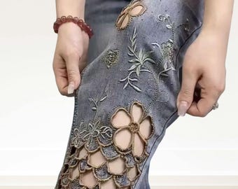 Jean femme année 2000 à broderies et à découpes florales taille haute