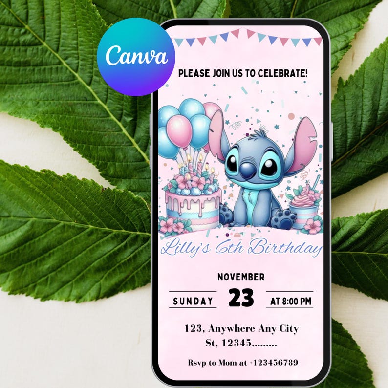 Pu&ograve; includere: Un invito di compleanno digitale su uno schermo di smartphone. Il design presenta un personaggio dei cartoni animati blu, una torta e palloncini. Il testo include "Please join us to celebrate!" e i dettagli per il 6&deg; compleanno di Lilly il 23 novembre.
