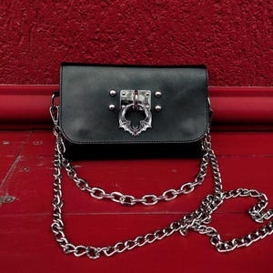 BOLSO DE PIEL KAJAN: Monedero de piel con colgante de murciélago, asa de cadena y correa para cinturón