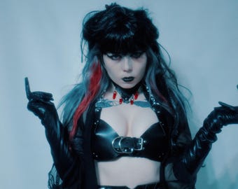 REGGISENO KILLER: Top gotico in pelle con anello a D e catene