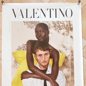Poster arrotolato da parete Valentino Born In Roma Yellow Dream Adut Akech Anwar Hadid 120 x 176