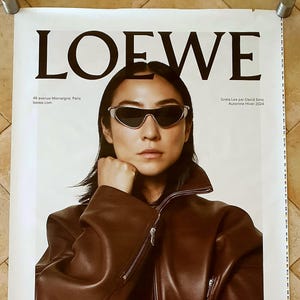 Wandposter 120 x 176 Loewe Greta Lee Sommer 24 gerollt