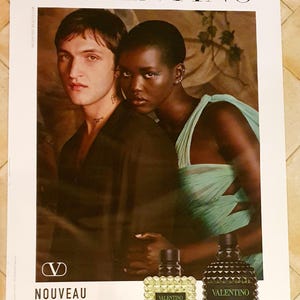 Poster da parete 120 x 176 Valentino Born In Roma Green Stravaganza Adut Akech Anwar Hadid arrotolato