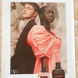 120 x 176 Valentino Born In Roma Coral Fantasy Adut Akech Anwar Hadid Poster da parete arrotolato