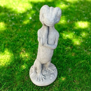 Tall gecko, Standing gecko, Garden figure, Cement animal, Outdoor sculpture, Gecko on base, Animal style, Yard statue, Concrete, size &quot;18