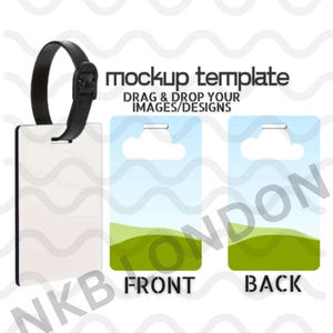 Può includere: Mockup di etichetta per bagagli bianca con cinturino e fibbia in pelle nera. L'etichetta è rettangolare con angoli arrotondati. Il testo "mockup template" e "DRAG & DROP YOUR IMAGES/DESIGNS" è stampato.