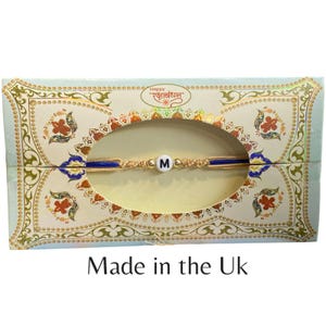 Pulsera de hilo Rakhi personalizada con inicial hecha a mano, Rakhi personalizado, Rakhree, regalo Raksha Bandhan para niños y adultos.