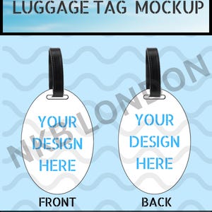 Può includere: Mockup di etichetta per bagagli con sfondo di cielo blu. L'etichetta bianca ha un cinturino nero e il testo "YOUR DESIGN HERE" in blu. Sono mostrati il fronte e il retro dell'etichetta, con il testo "drag & drop your design here" in basso.