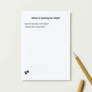 Pu&ograve; includere: Un blocco note bianco con il testo "What is Asking for Help?" e dichiarazioni correlate in nero. Una penna dorata &egrave; vicina. Il blocco note presenta una piccola grafica di una persona con un punto interrogativo.