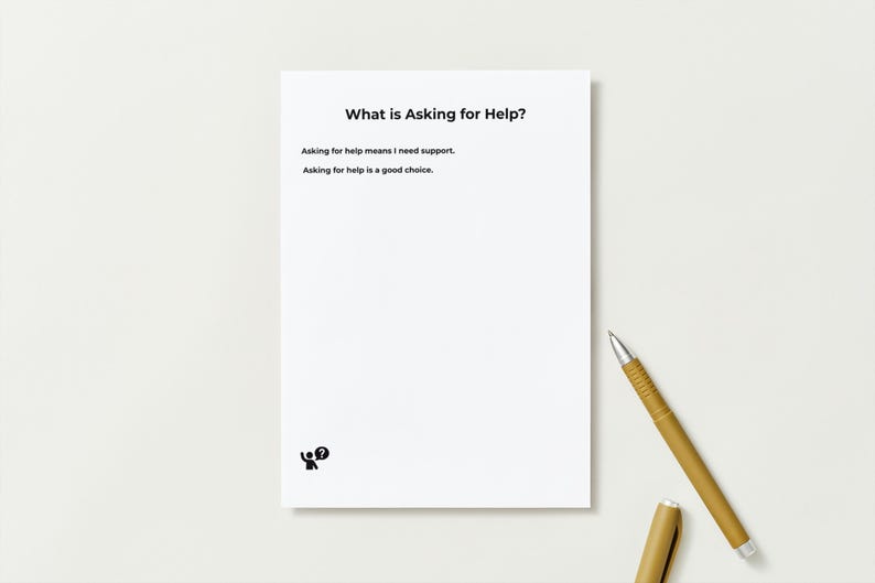 Pu&ograve; includere: Un blocco note bianco con il testo "What is Asking for Help?" e dichiarazioni correlate in nero. Una penna dorata &egrave; vicina. Il blocco note presenta una piccola grafica di una persona con un punto interrogativo.