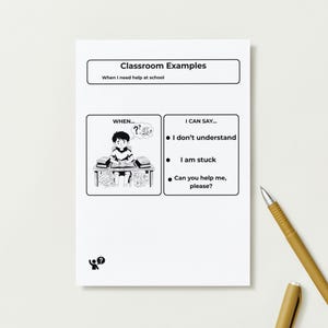 Pu&ograve; includere: Un foglio di carta bianco con il titolo "Esempi in classe" e il sottotitolo "Quando ho bisogno di aiuto a scuola". Il foglio include un'illustrazione in bianco e nero di uno studente e frasi come "Non capisco" e "Puoi aiutarmi, per favore?". Una penna dorata &egrave; appoggiata di lato.