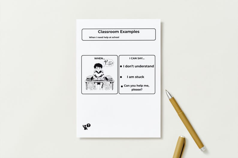 Pu&ograve; includere: Un foglio di carta bianco con il titolo "Esempi in classe" e il sottotitolo "Quando ho bisogno di aiuto a scuola". Il foglio include un'illustrazione in bianco e nero di uno studente e frasi come "Non capisco" e "Puoi aiutarmi, per favore?". Una penna dorata &egrave; appoggiata di lato.