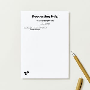 Pu&ograve; includere: Una scheda bianca con il titolo "Requesting Help" e il testo "Behavior Script Cards" e "Autism & SPED". La scheda include anche il testo "Visual scripts to support functional communication." Una penna dorata &egrave; accanto alla scheda.