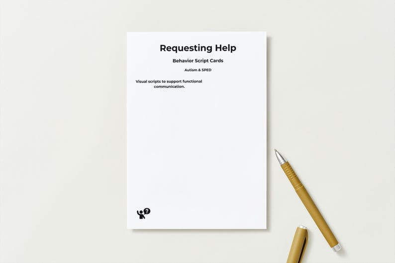 Pu&ograve; includere: Una scheda bianca con il titolo "Requesting Help" e il testo "Behavior Script Cards" e "Autism & SPED". La scheda include anche il testo "Visual scripts to support functional communication." Una penna dorata &egrave; accanto alla scheda.