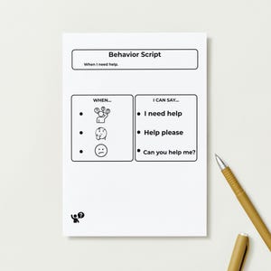 Pu&ograve; includere: Un blocco note bianco con il testo "Behavior Script" e "When I need help." Il blocco note include sezioni con le frasi "I need help", "Help please" e "Can you help me?" Una penna dorata &egrave; appoggiata sulla superficie.
