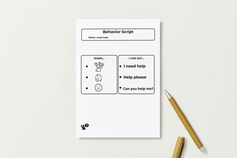 Pu&ograve; includere: Un blocco note bianco con il testo "Behavior Script" e "When I need help." Il blocco note include sezioni con le frasi "I need help", "Help please" e "Can you help me?" Una penna dorata &egrave; appoggiata sulla superficie.