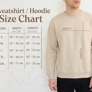 Puede incluir: Una sudadera beige con una tabla de tallas que muestra las medidas en pulgadas y cent&iacute;metros. La tabla enumera las tallas S a 2XL, con las medidas de ancho y largo correspondientes. Una persona lleva la sudadera.