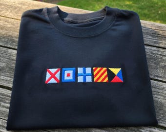 Camiseta personalizada con bandera de señales náuticas bordada, camiseta con alfabeto marítimo personalizado, ropa de moda para clubes náuticos costeros, regalo para marineros.