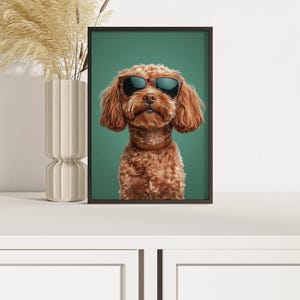 Peut inclure: Une impression encadrée d'un caniche brun portant des lunettes de soleil sur un fond vert.