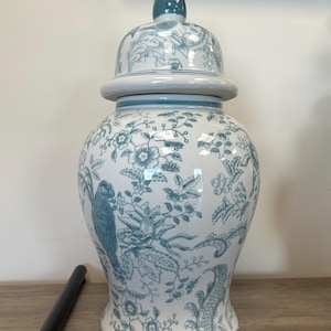 Große Blau-Weiße Ingwerglas mit Papageien- und Blumenmotiv - Elegantes Chinoiserie-Statement für Konsolen- oder Mantelstyling