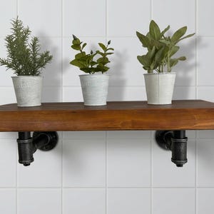 Mensola da parete in legno e metallo industriale, espositore in legno di mango naturale, design con tubi in metallo per decorazioni murali