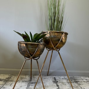 Set of 2 Distressed Bronze Tripod Planters – Elevated Metal Plant Stands for Modern or Classic Indoor Styling