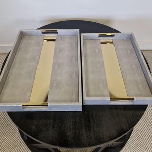 Plateau décoratif rectangulaire en similicuir gris et métal doré - Grand ou petit