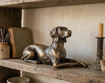 Weimaranerhond ornament brons effect liggende hond sculptuur realistisch dierenbeeldje
