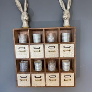Rustikales Bauernhaus Wandschrank Holz Display Regal Distressed Weiß Naturholz Lagerung Montiert
